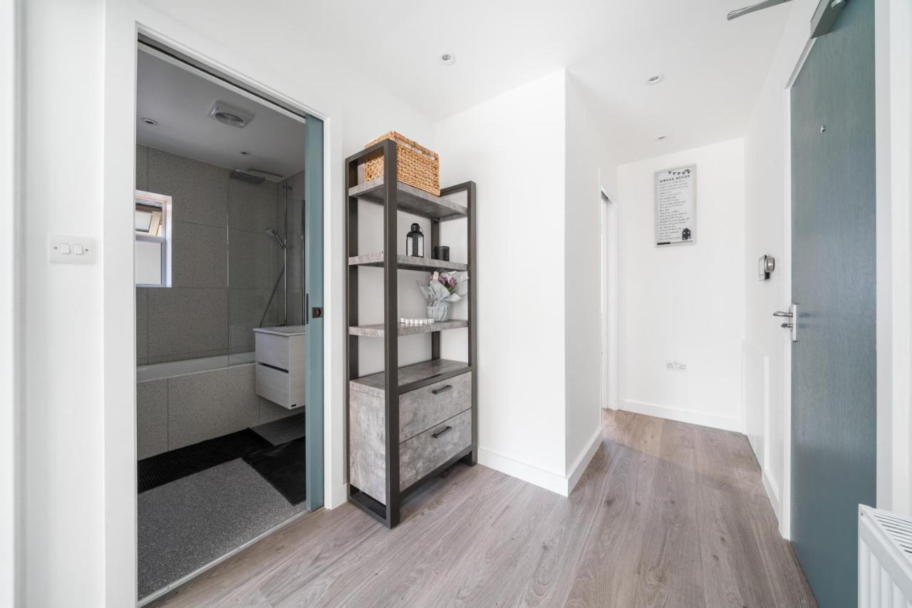 Newly Refurbished 2 Bed Flat *