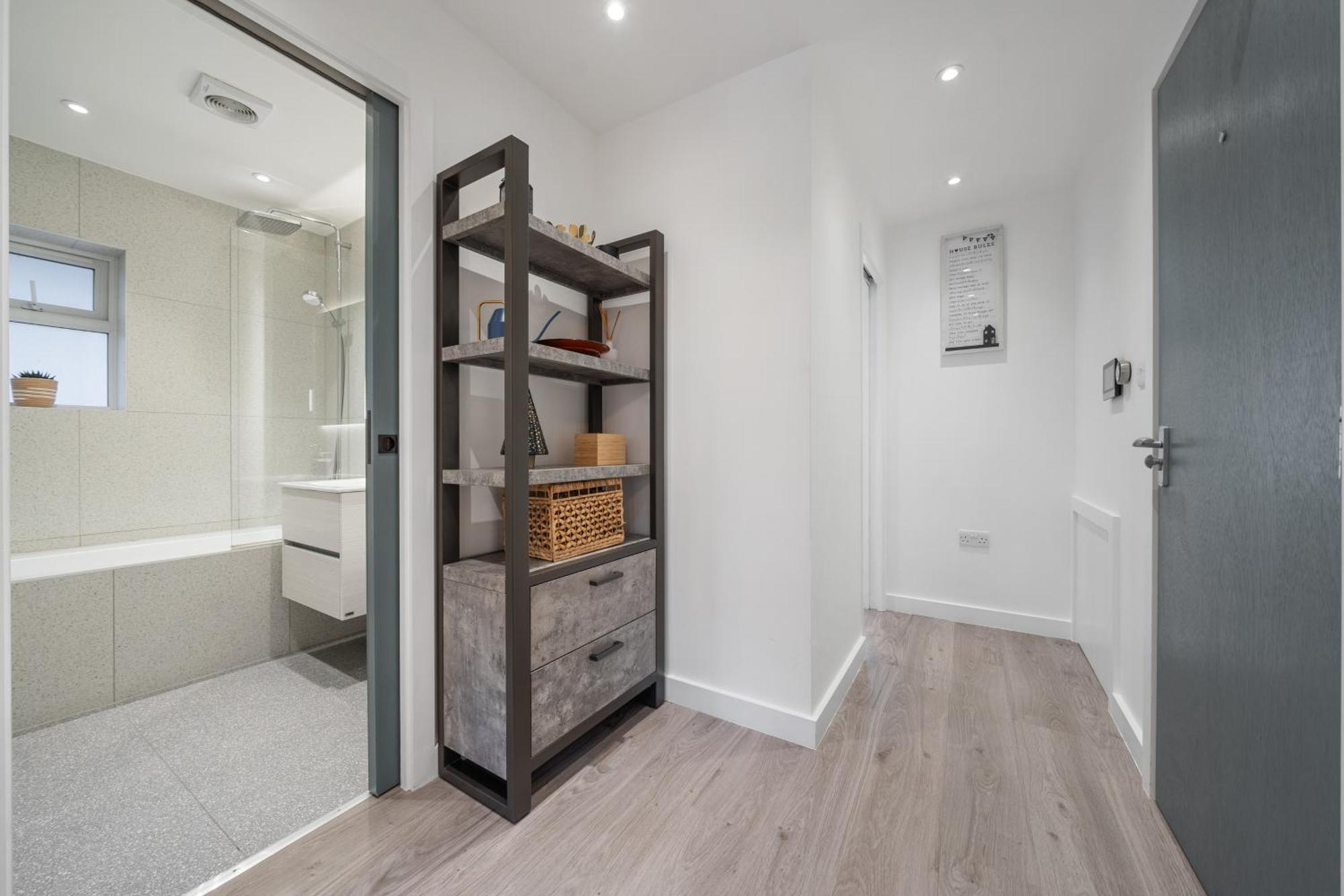 Newly Refurbished 2 Bed Flat *