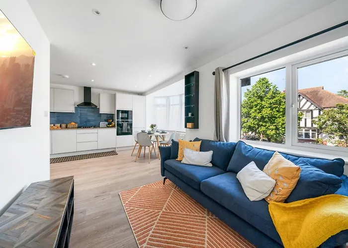 Newly Refurbished 2 Bed Flat