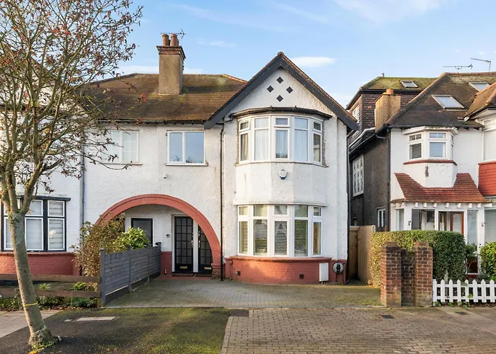 Newly Refurbished 2 Bed Flat