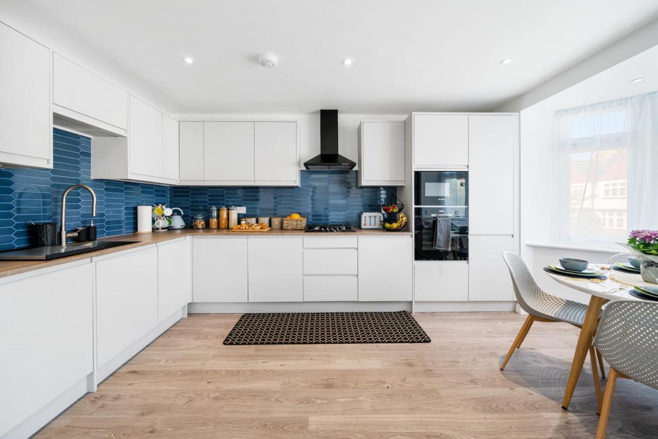 Newly Refurbished 2 Bed Flat *