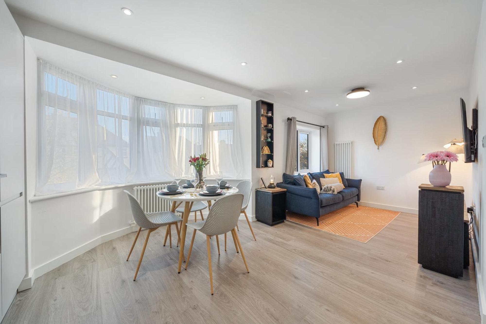 Newly Refurbished 2 Bed Flat Apartment *