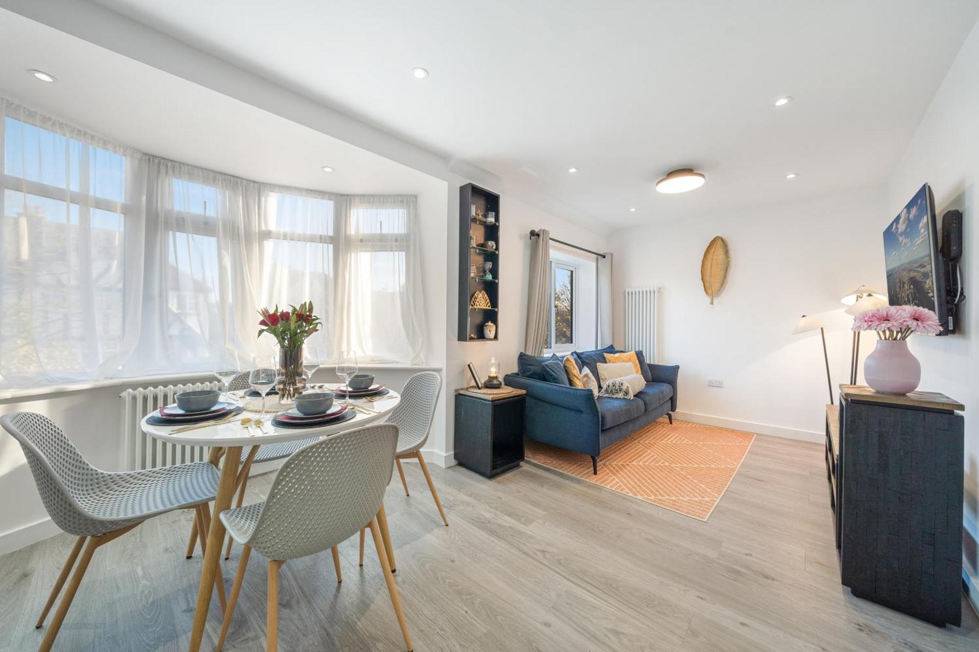 Newly Refurbished 2 Bed Flat Apartment *