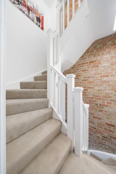 Newly Refurbished 2 Bed Flat * Mill Hill